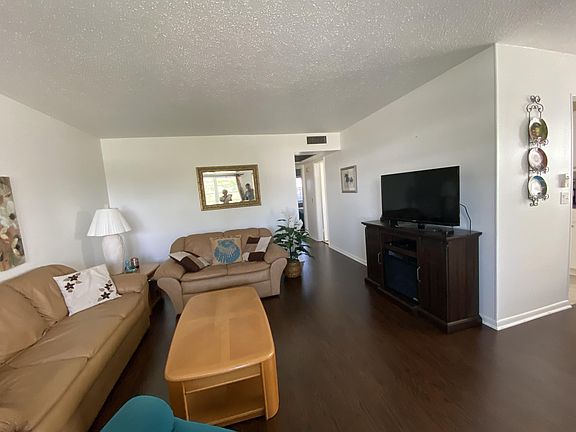 4th image of 108 Cambridge E