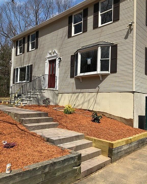 2nd image of 118 SE Main St
