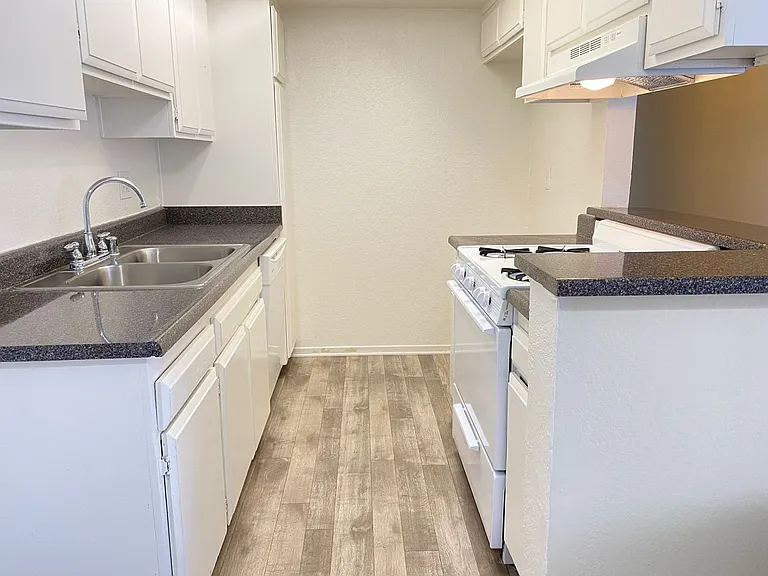 Independence Court Apartments — Photo 38