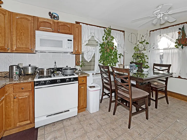 35 McKinley Ave — Photo 9