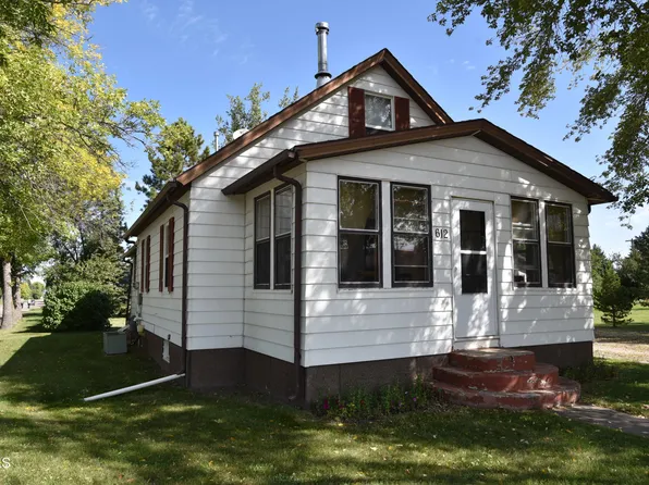 612 Bismarck Ave, Wilton, ND 58579