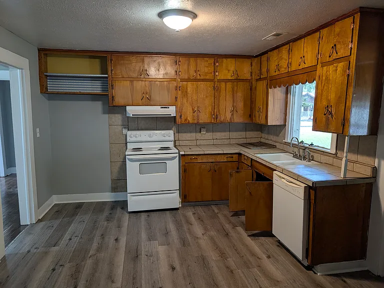 203 Chester St — Photo 3