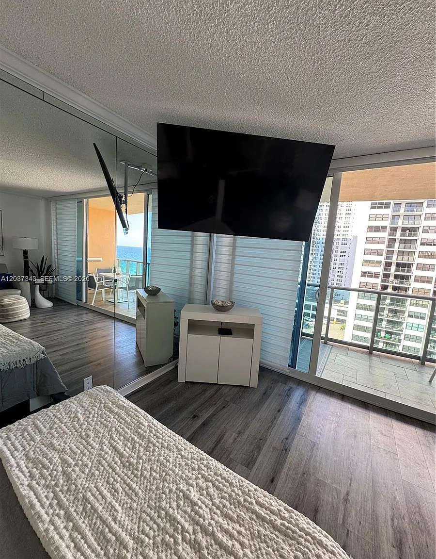 Wave Condo — Photo 3
