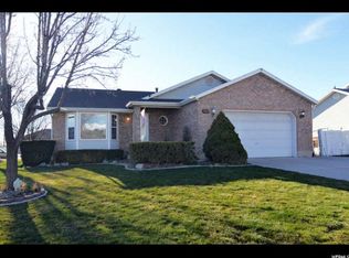 1546 S Stoker Ln, Syracuse, UT 84075