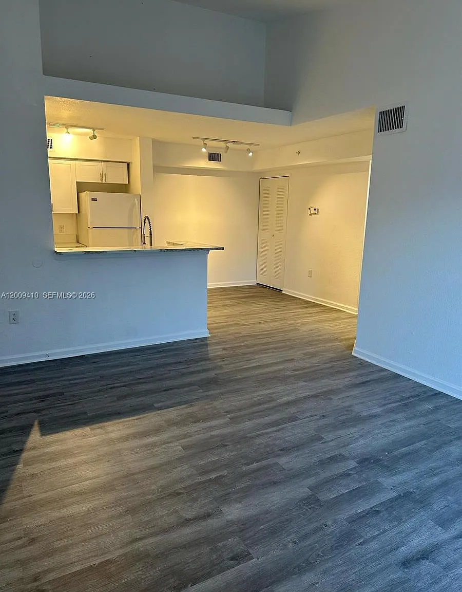 Vista Trace 7 Condo — Photo 2