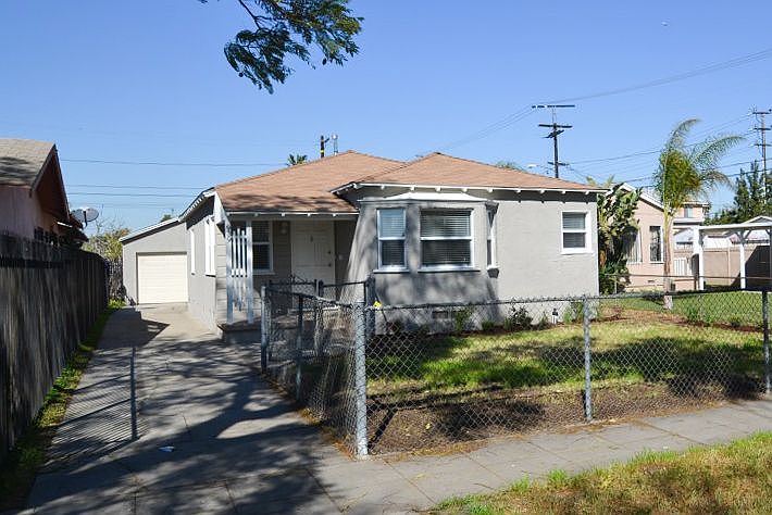 1st image of 939 E 94th St