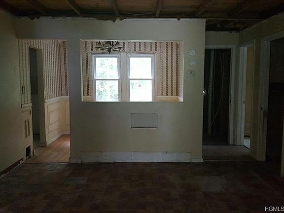2nd image of 18 Brook Trl W