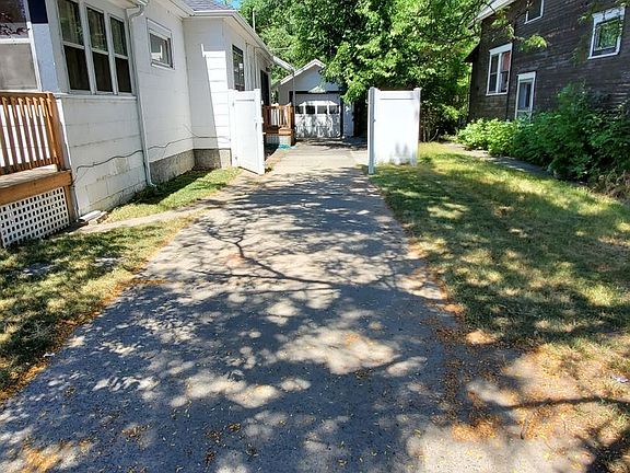 3rd image of 121 Broadwater Ave