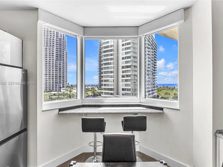 300 S Pointe Dr #809 — Photo 13