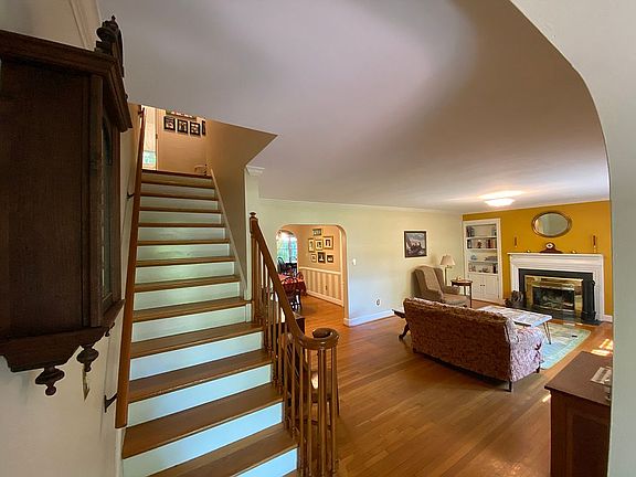 2nd image of 203 Dogwood Dr