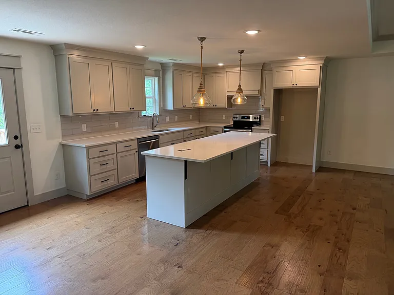 7 Tiverton Ln — Photo 8