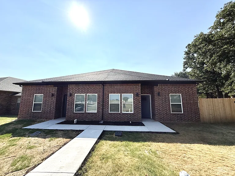 921 S Franklin Dr — Photo 1