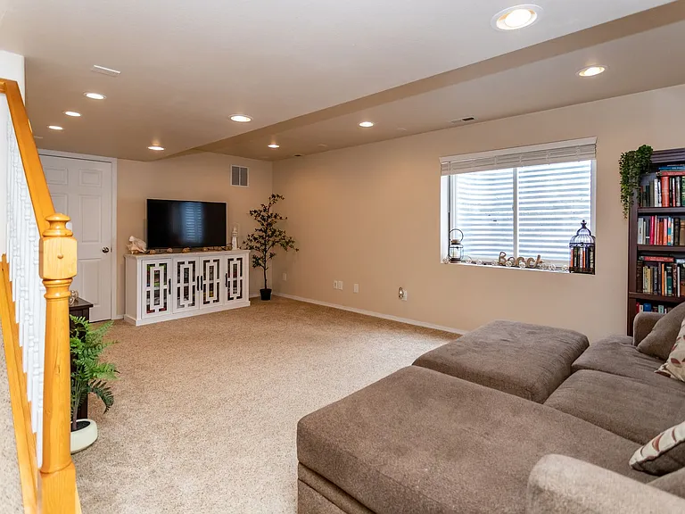 5712 Stable Ct — Photo 38