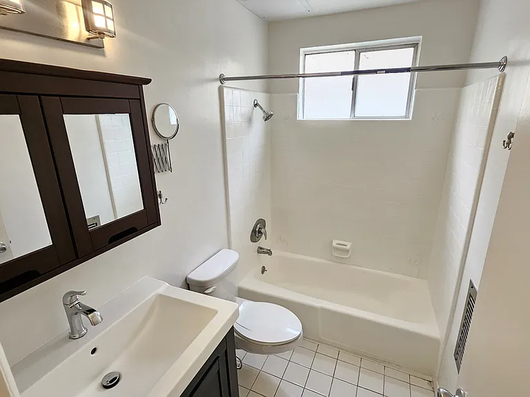 2130 N Beachwood Dr #3 — Photo 4