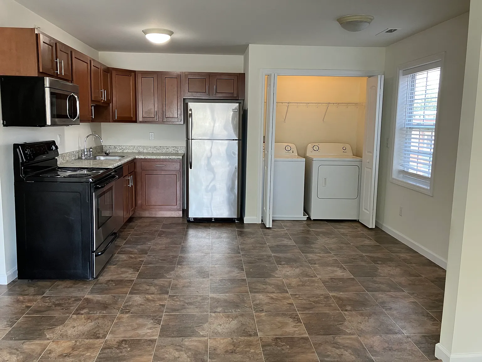 2 bed, 1100 sqft, $1,600 — Photo 3