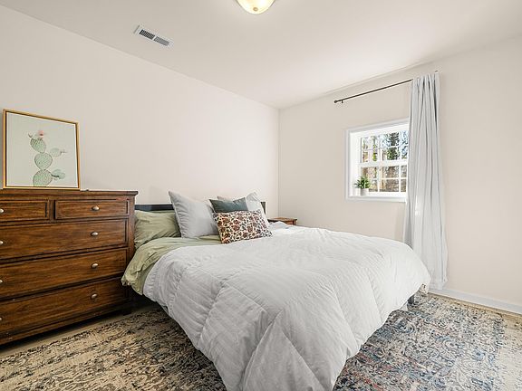 4th image of 121 W Park Dr