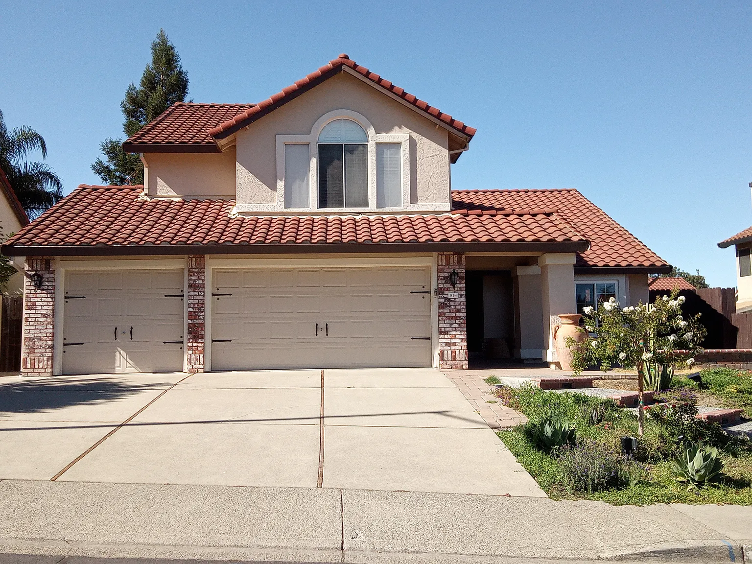 4 bed, 2152 sqft, $4,000 — Photo 1