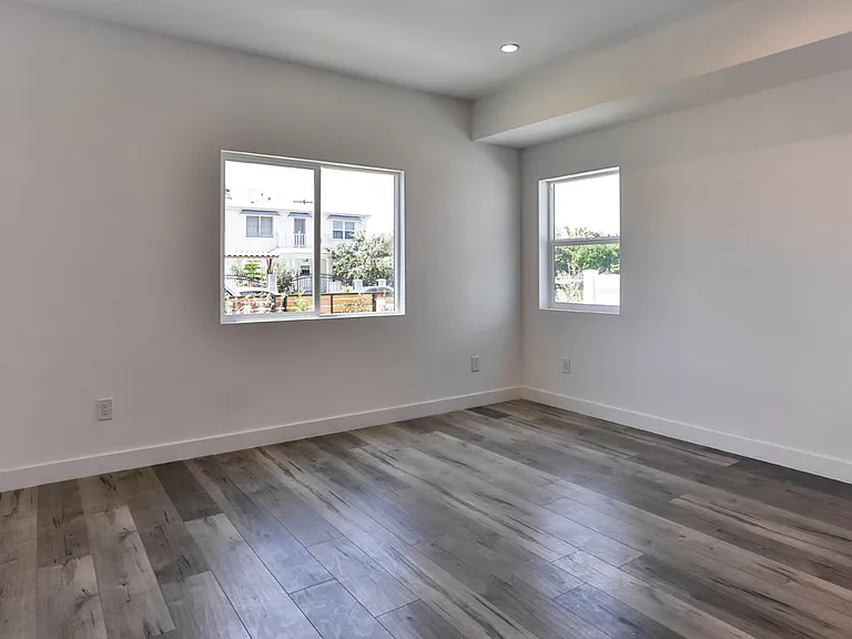 3946 S Budlong Ave #1/2 — Photo 9