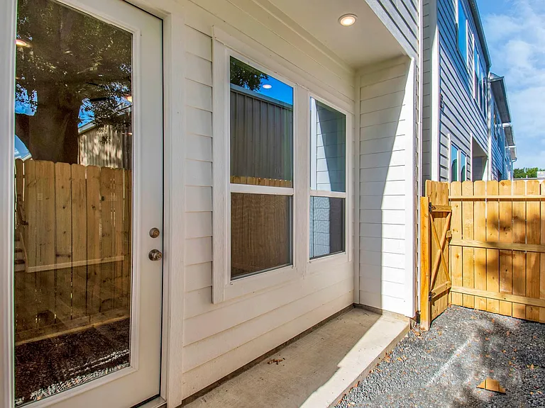 2355 Hoskins Dr — Photo 39