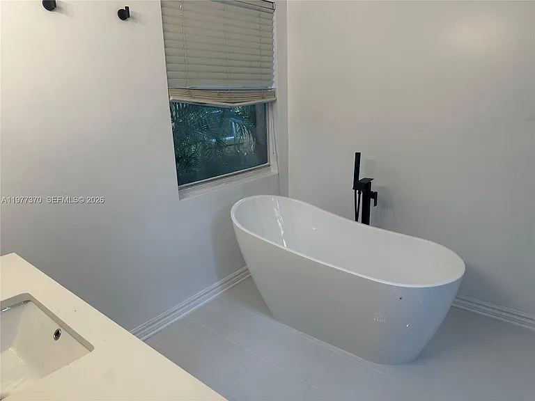 725 Navarre Ave — Photo 17
