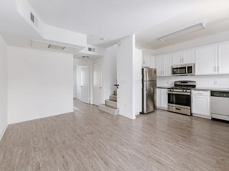 251 Robinson St — Photo 52