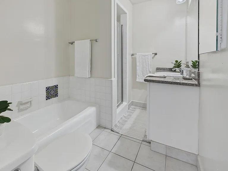 115 Doheny Apartments — Photo 66