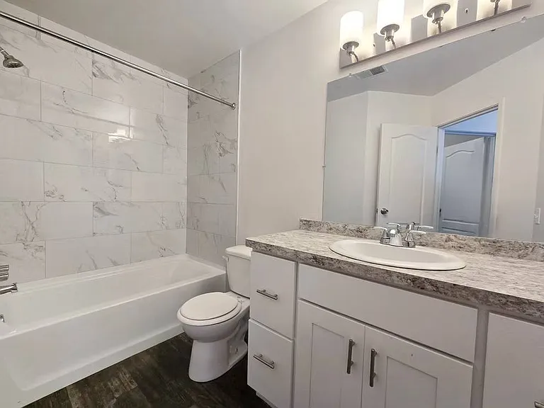 Creekside of Farmington Hills Apartments — Photo 14