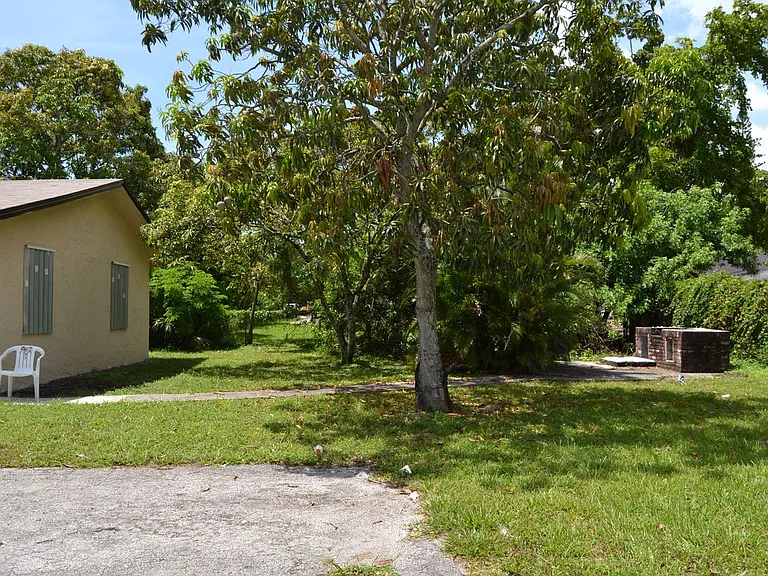 2424 NW 21st St #5 — Photo 3