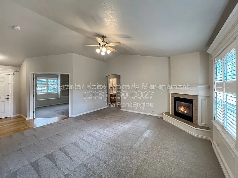 2403 E Indian Creek Dr — Photo 2