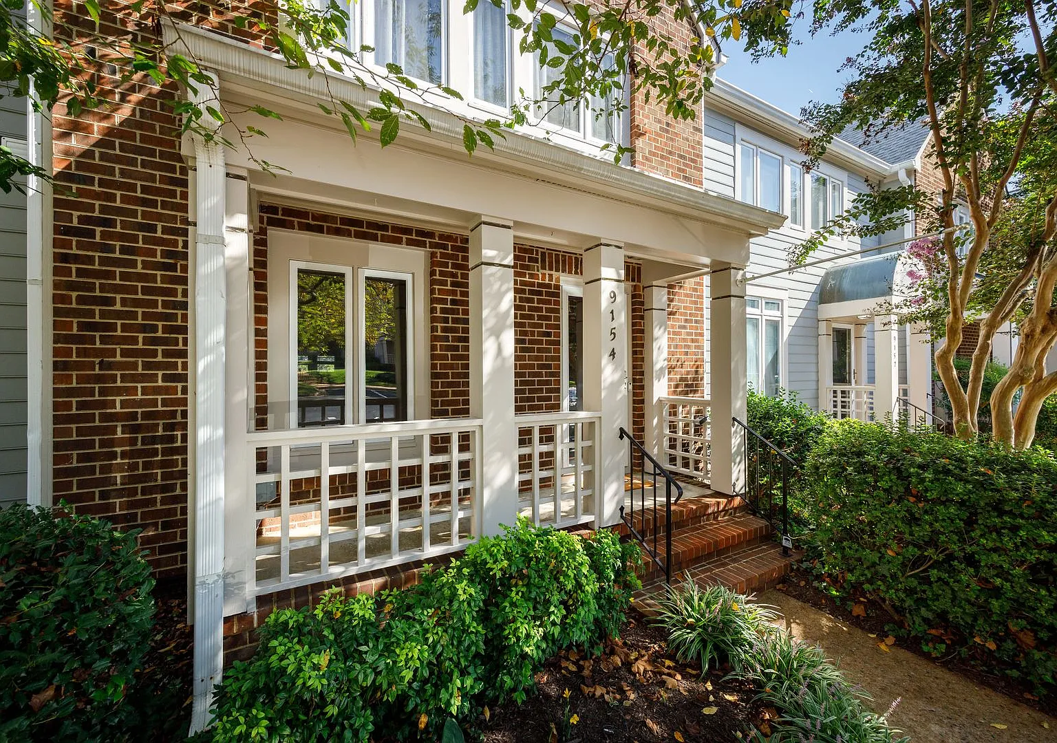 Beautiful 2 Bedroom Lakeview Property — Photo 4