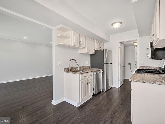 5th image of 107 Lexington Ct