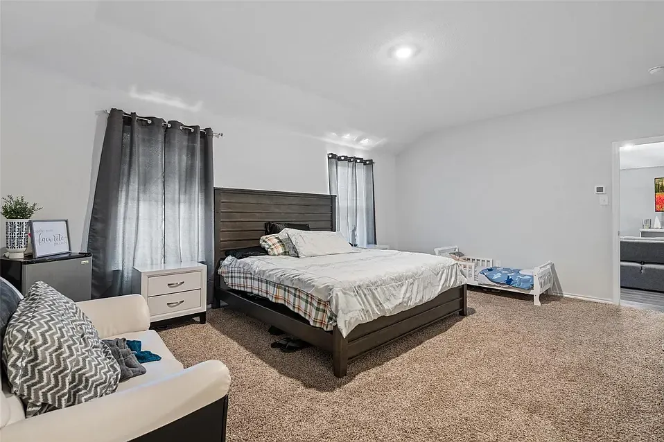 4 bed, 1880 sqft, $2,100 — Photo 4