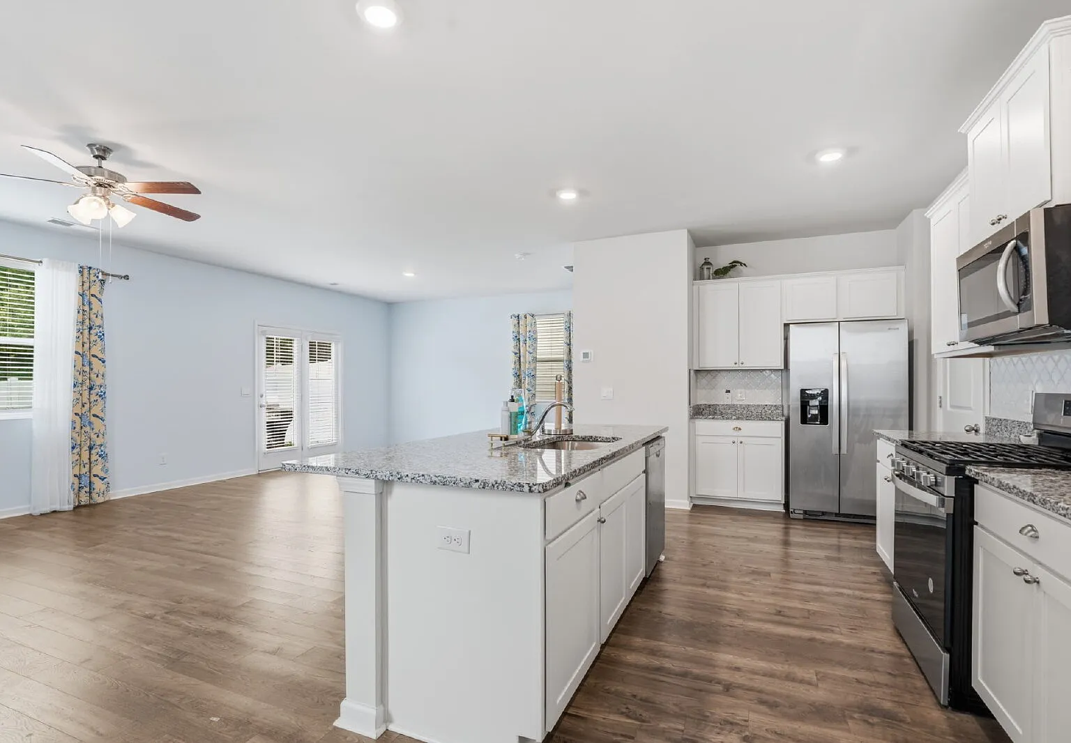 4 bed, 2.5 bath, 2200 sqft, $2,300 — Photo 3