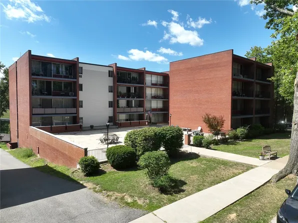 446 Hoodridge Dr #2, Pittsburgh, PA 15234