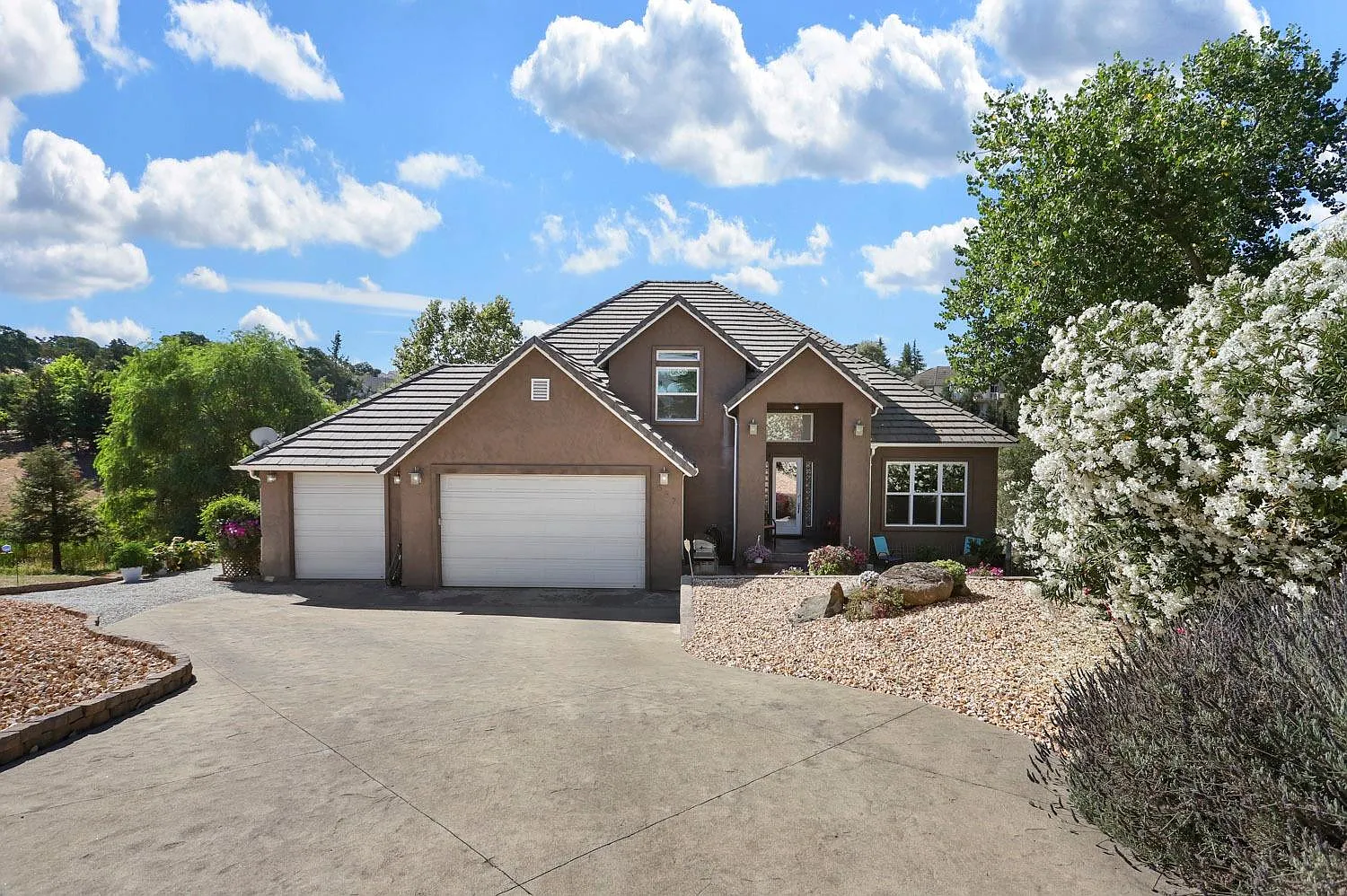 587 Brookline Ct photo 1