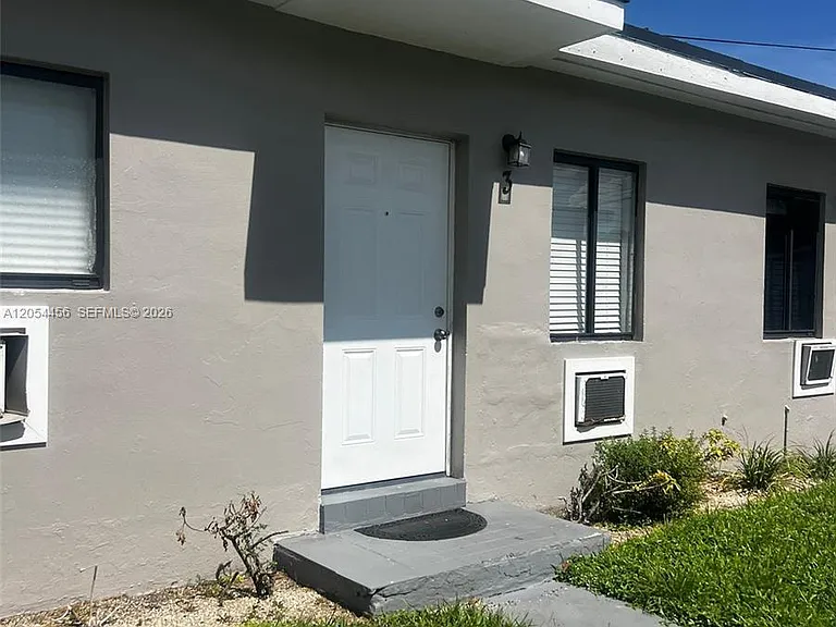 2090 NW 31st St #4 — Photo 2