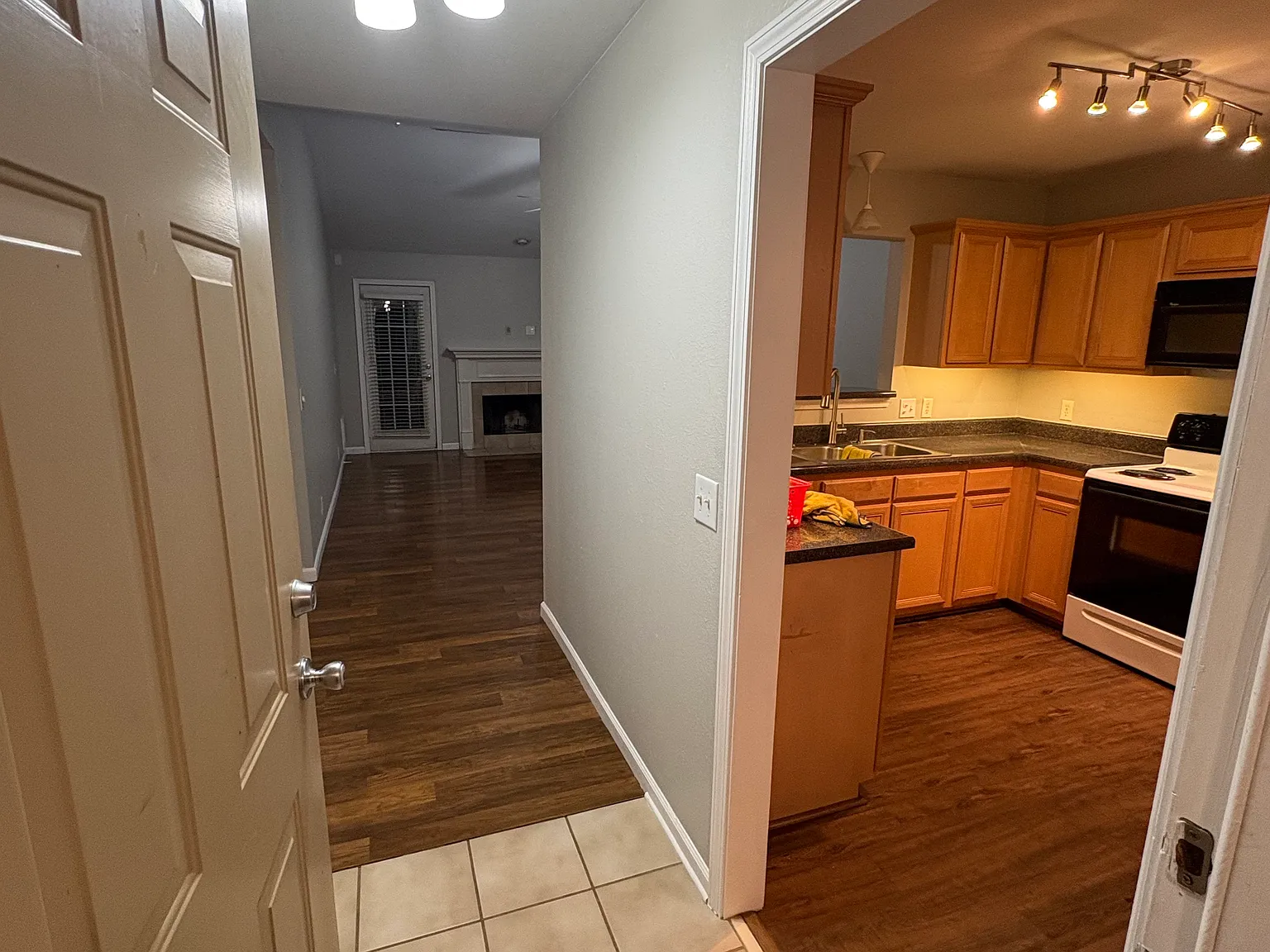 2 bed, 1180 sqft, $1,750 — Photo 2