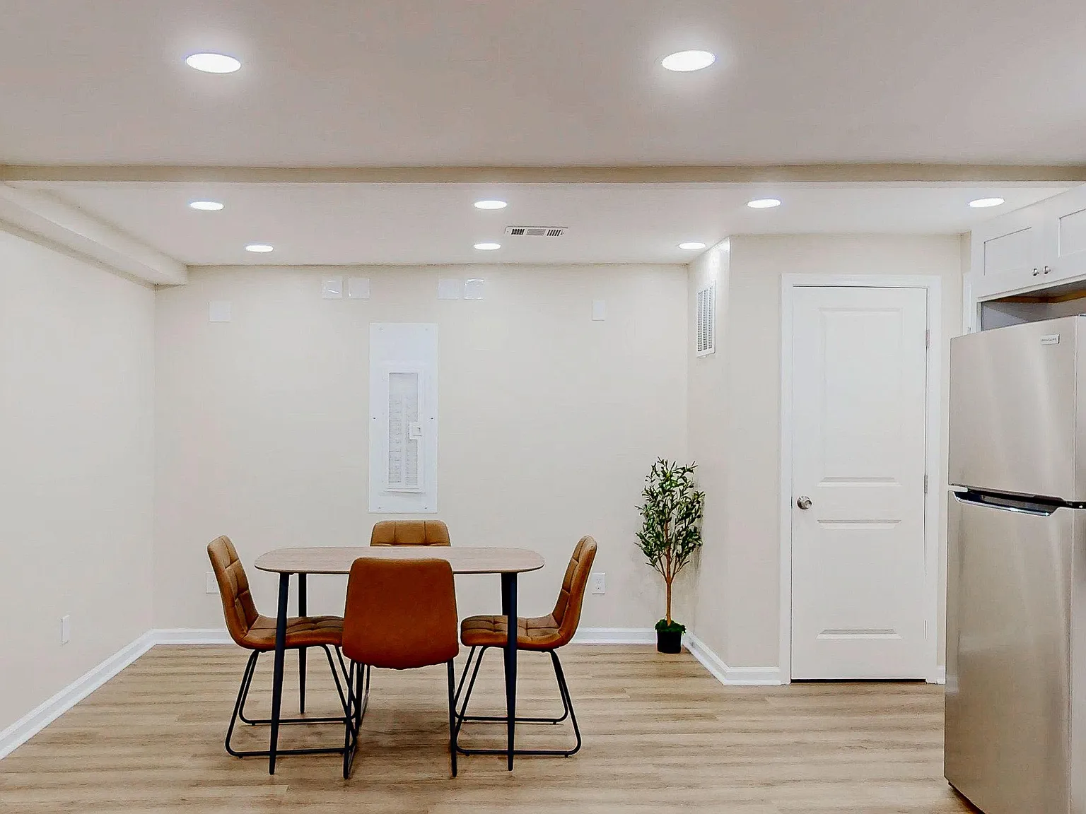 1 bed, 2.0 bath, 924 sqft, $1,590 — Photo 3