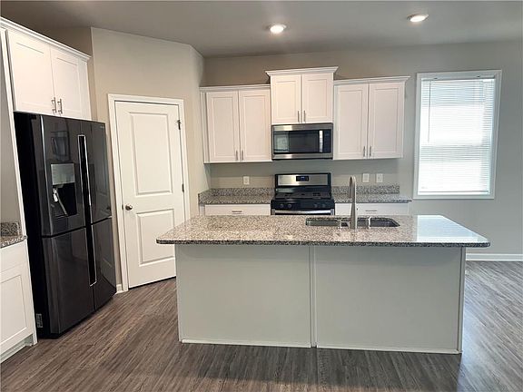3rd image of 21 Stanford Ct