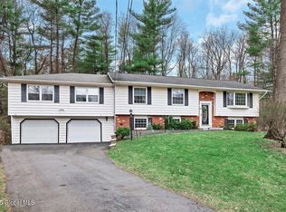 8 Nutmeg Ct, Clifton Park, NY 12065
