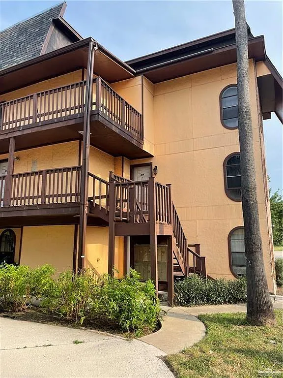 2 bed, 1.5 bath, 1179 sqft, $900 — Photo 1