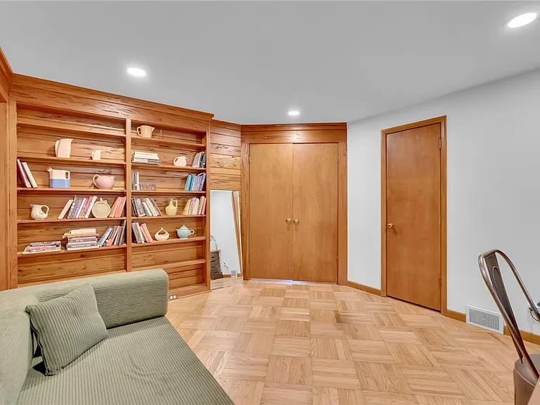 114 Burbank Dr — Photo 29