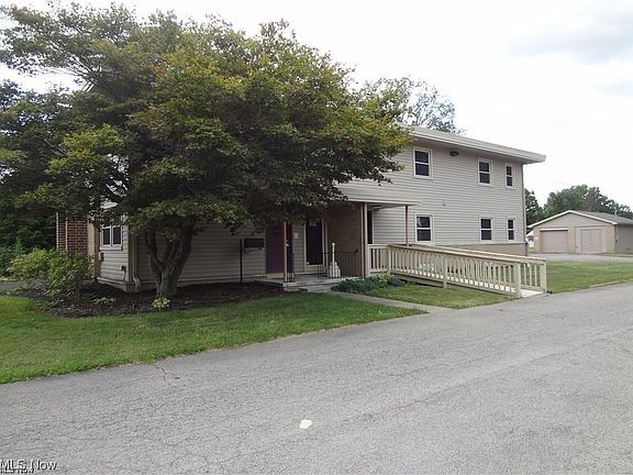 2nd image of 1401 Moncrest Dr NW