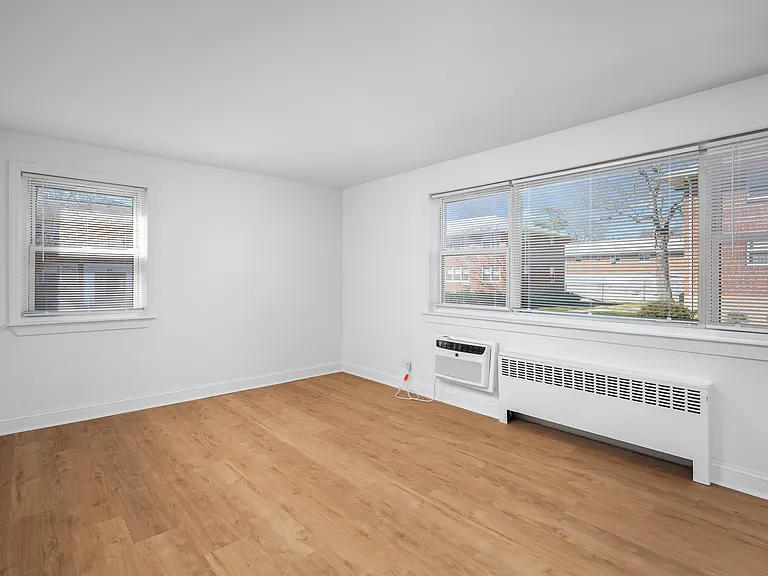 Crestwood Lake Apartments — Photo 79