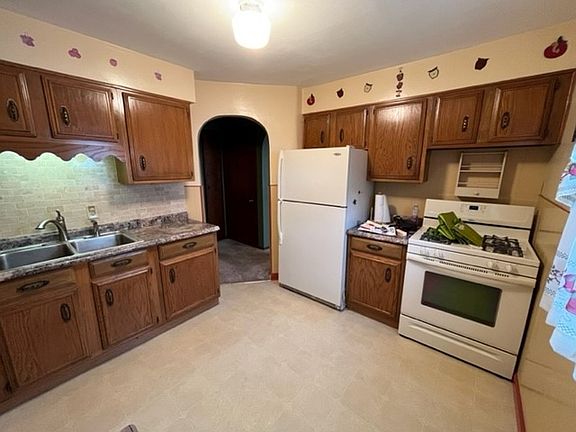 3rd image of 4145 Essex Ave