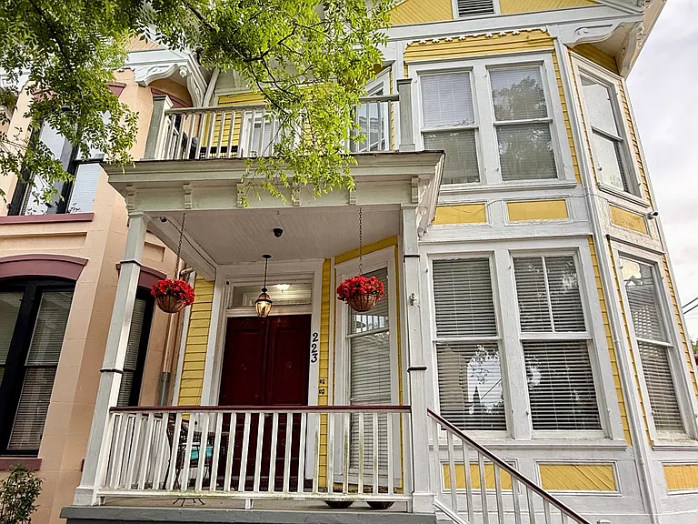 223 W Waldburg St #A — Photo 1