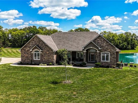 33412 Pinehurst Ln, Grain Valley, MO 64029
