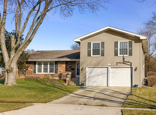 2S455 Ashley Dr, Glen Ellyn, IL 60137