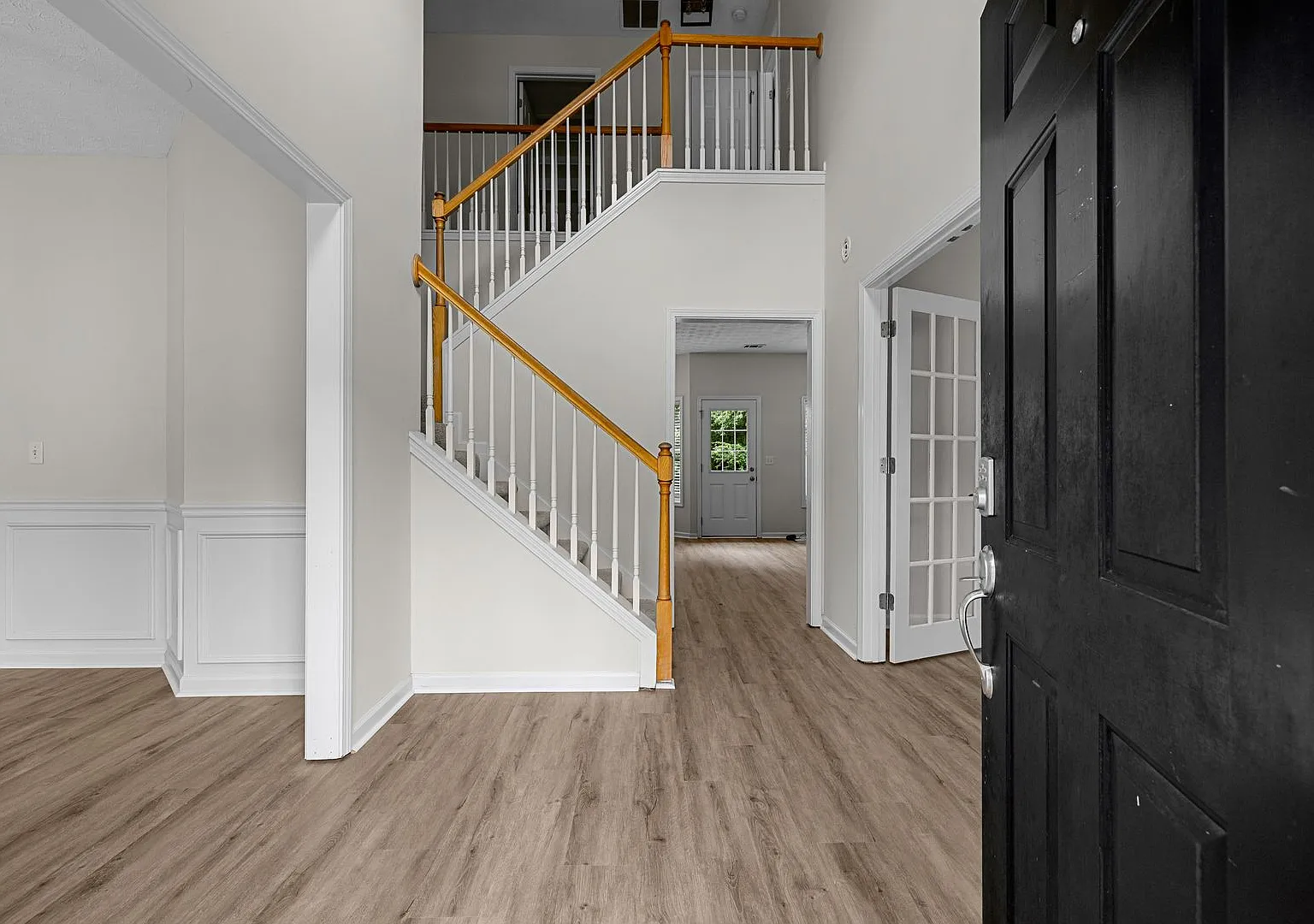 Wow! Newly renovated 4 bedroom 2.5 bathroom home is Sharpsburg! — Photo 3