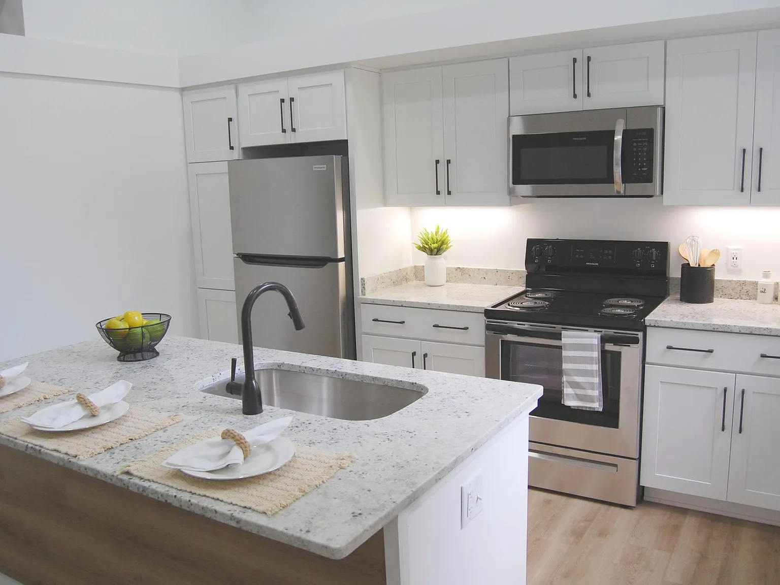 1 bed, 615 sqft, $1,728 — Photo 3